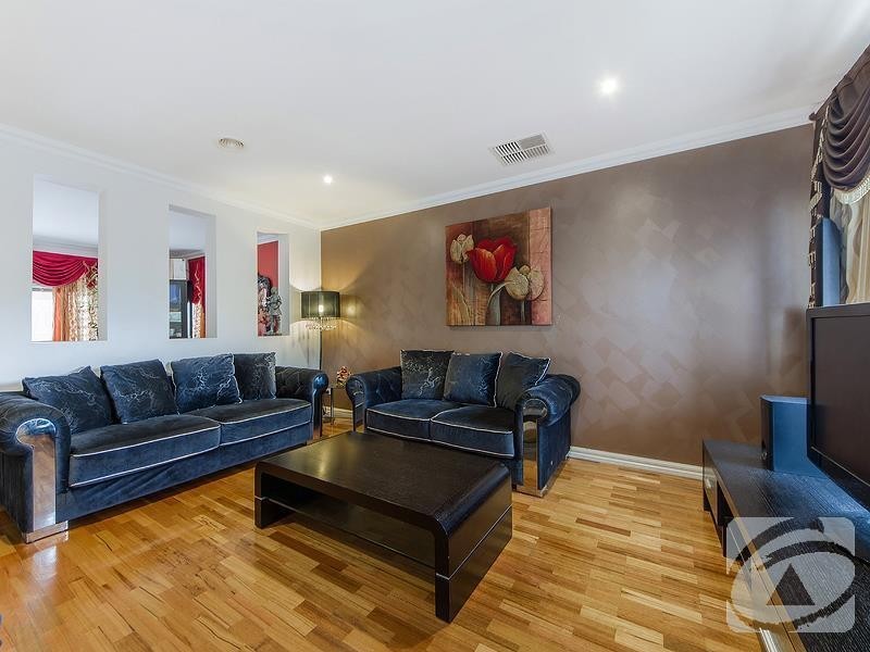 13 Mordaunt Drive, Hillside VIC 3037