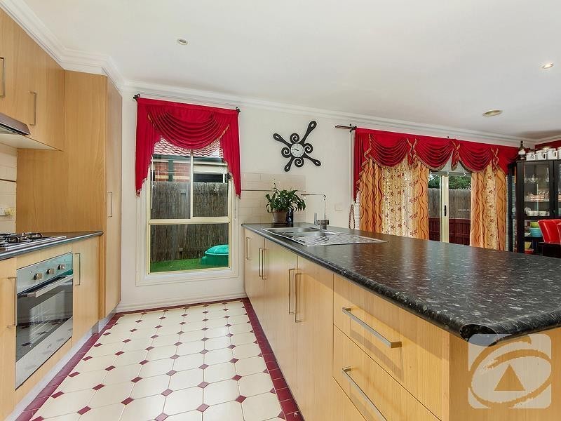 13 Mordaunt Drive, Hillside VIC 3037