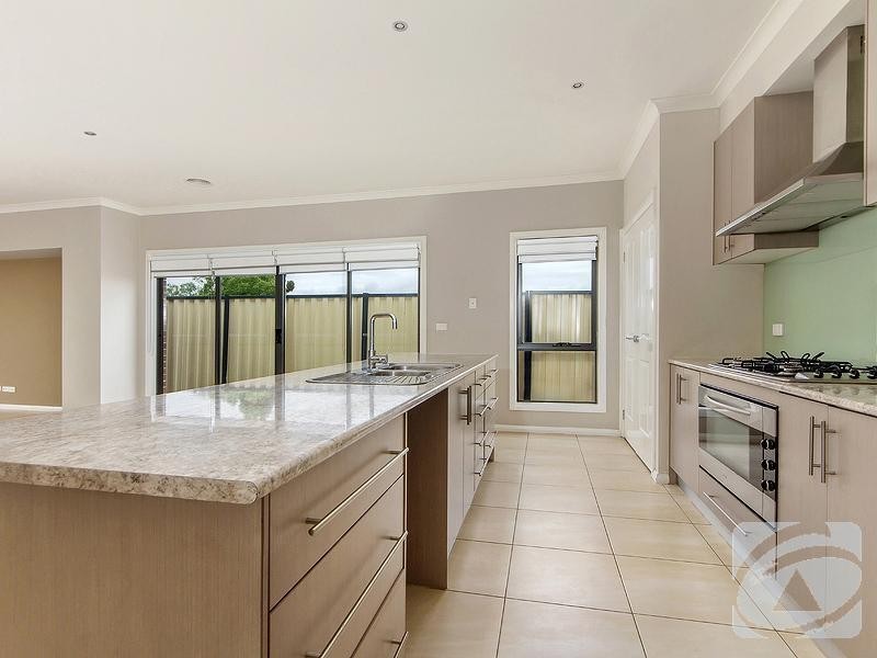 14 Barton Road, Burnside Heights VIC 3023