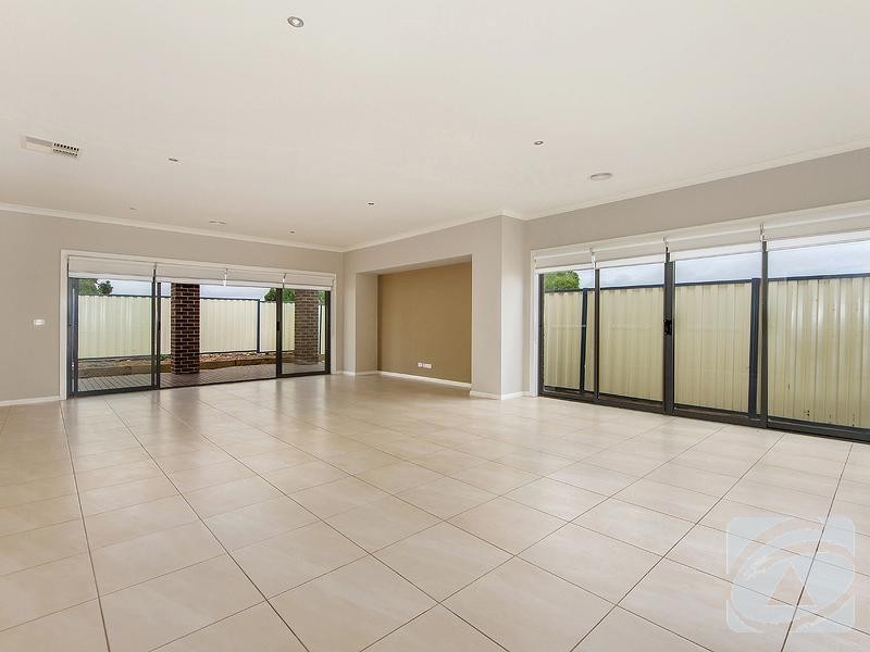14 Barton Road, Burnside Heights VIC 3023