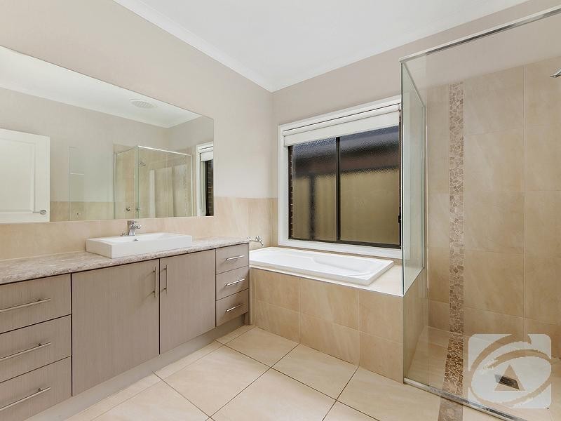 14 Barton Road, Burnside Heights VIC 3023