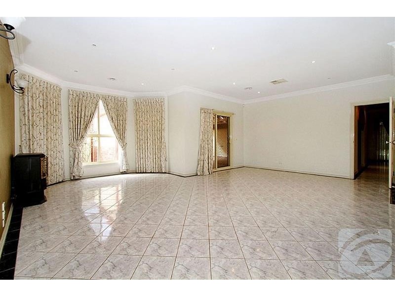 99 Robertsons Road, Taylors Lakes VIC 3038