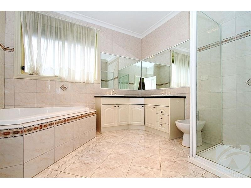 99 Robertsons Road, Taylors Lakes VIC 3038