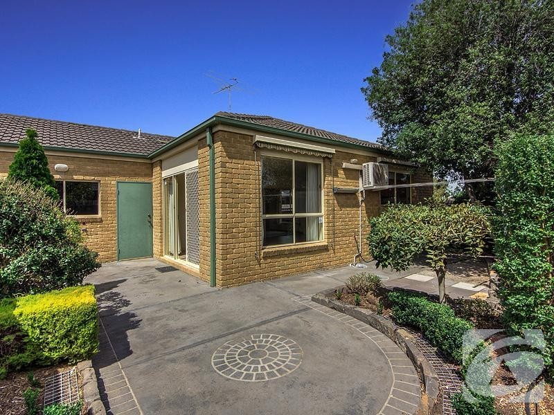 2/11 Ashton Avenue, St Albans VIC 3021
