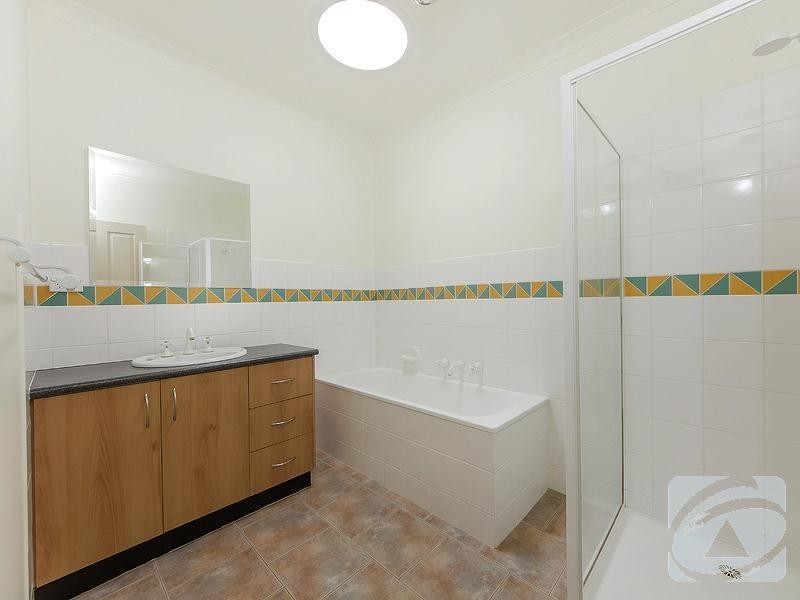 2/11 Ashton Avenue, St Albans VIC 3021