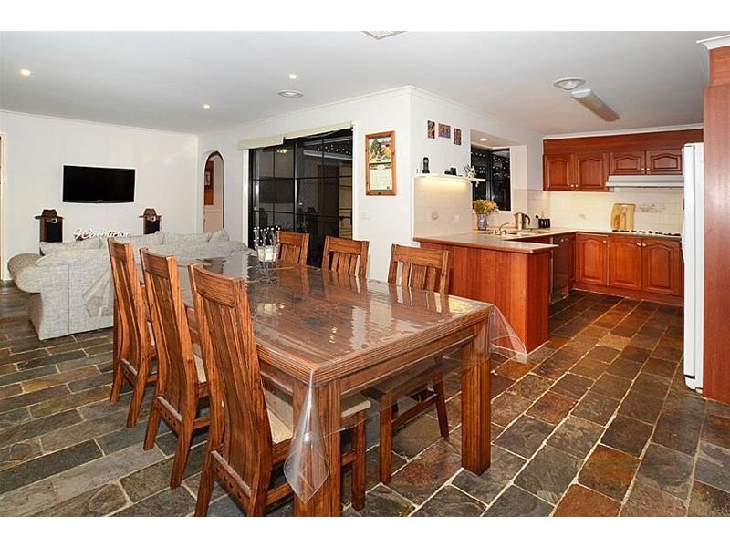 6 Steamtrain Close, Sydenham VIC 3037