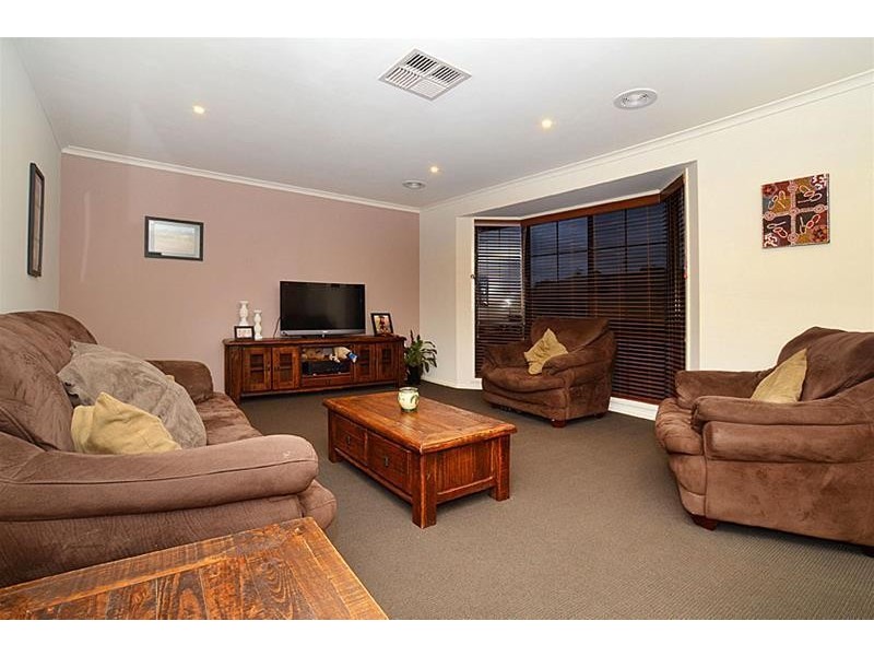 6 Steamtrain Close, Sydenham VIC 3037