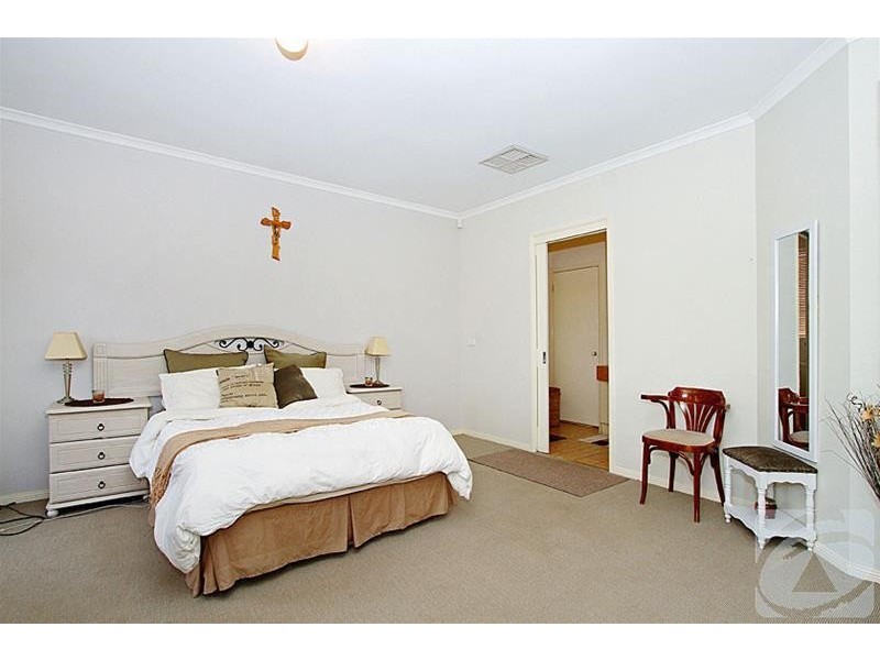 16 Tamora Way, Sydenham VIC 3037