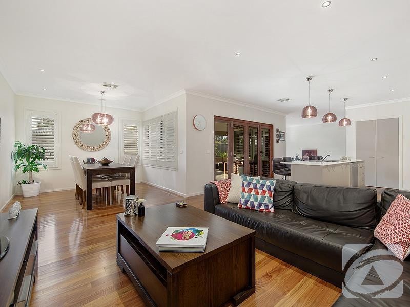 12 Cronulla Way, Taylors Hill VIC 3037