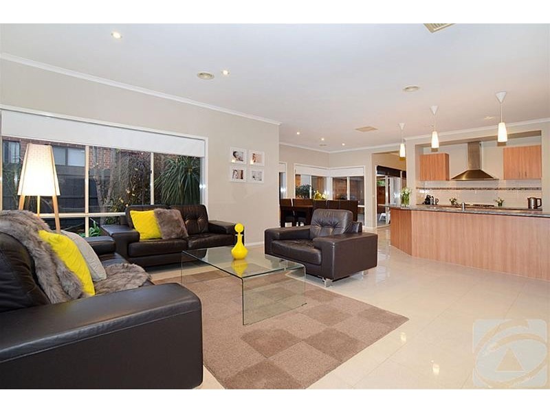 6 University Drive, Taylors Hill VIC 3037