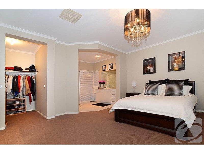 6 University Drive, Taylors Hill VIC 3037