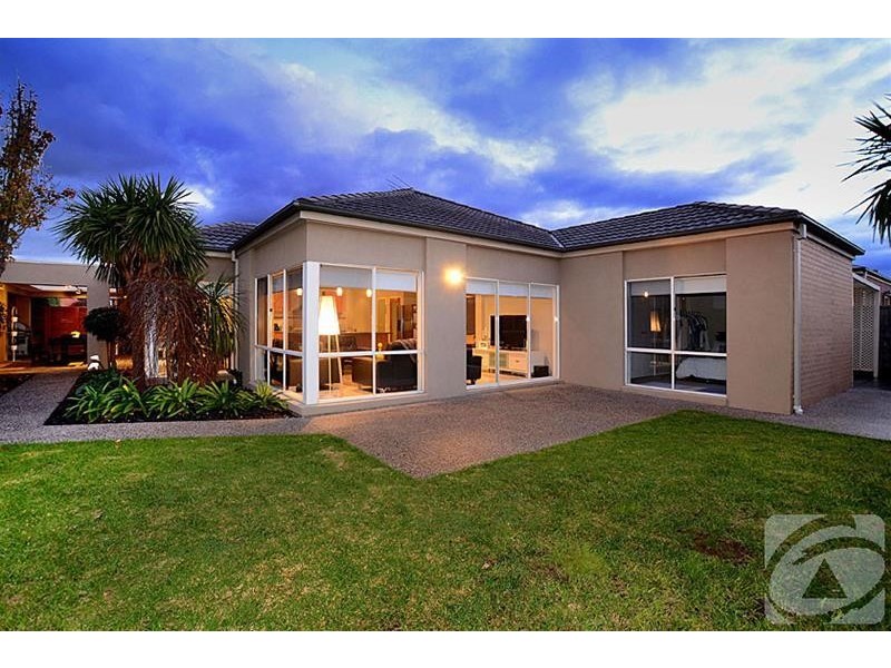 6 University Drive, Taylors Hill VIC 3037