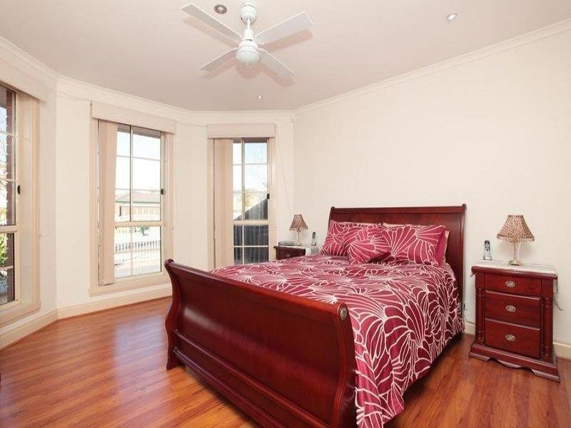 8 Moonlight Terrace, Sydenham VIC 3037