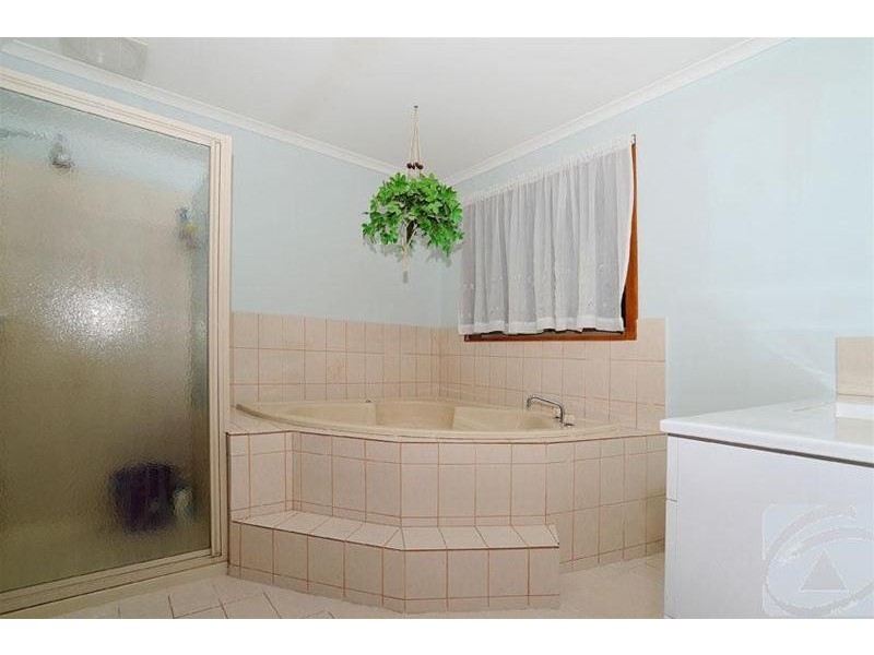 109 Parmelia Drive, Taylors Lakes VIC 3038