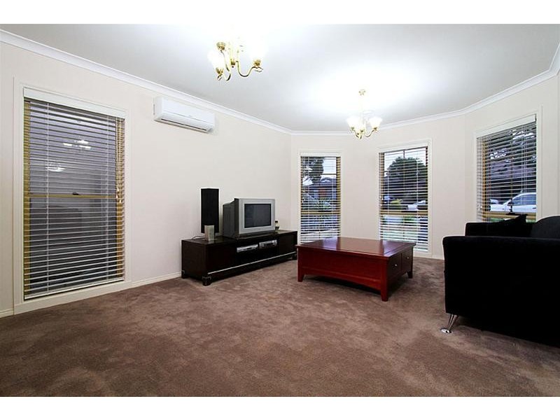 10 Delbridge Drive, Sydenham VIC 3037