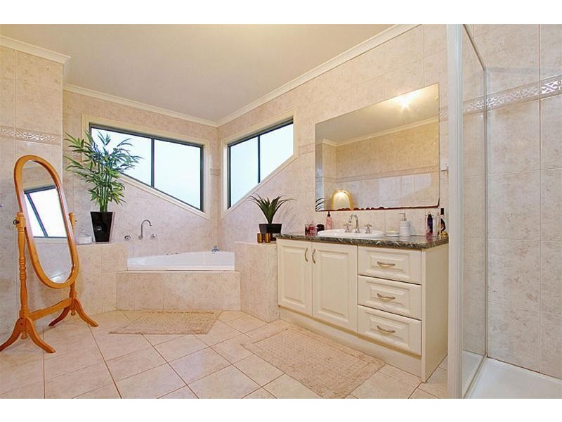 5 Hemar Crescent, Hillside VIC 3037