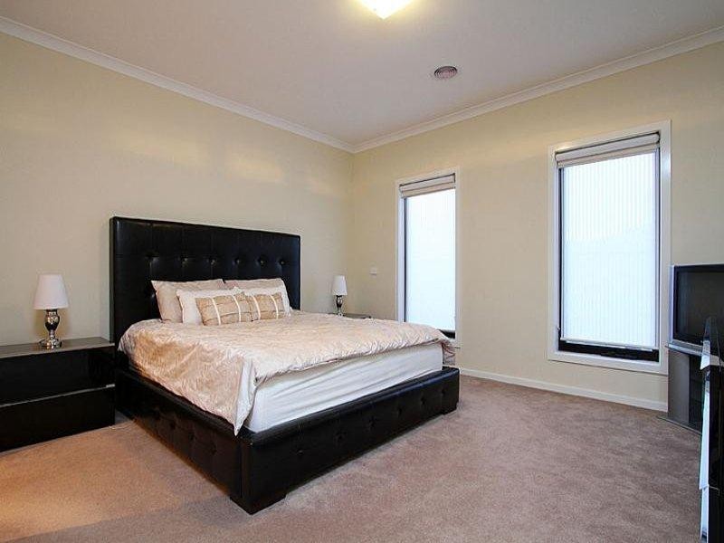 4 Redcliffe Terrace, Taylors Hill VIC 3037