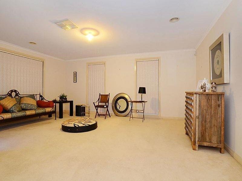 5 Muirs Court, Taylors Lakes VIC 3038