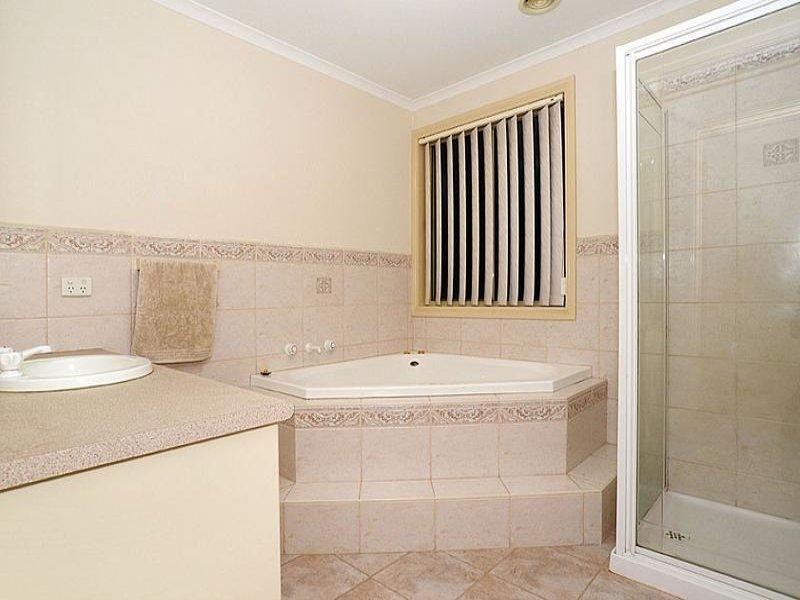 5 Muirs Court, Taylors Lakes VIC 3038