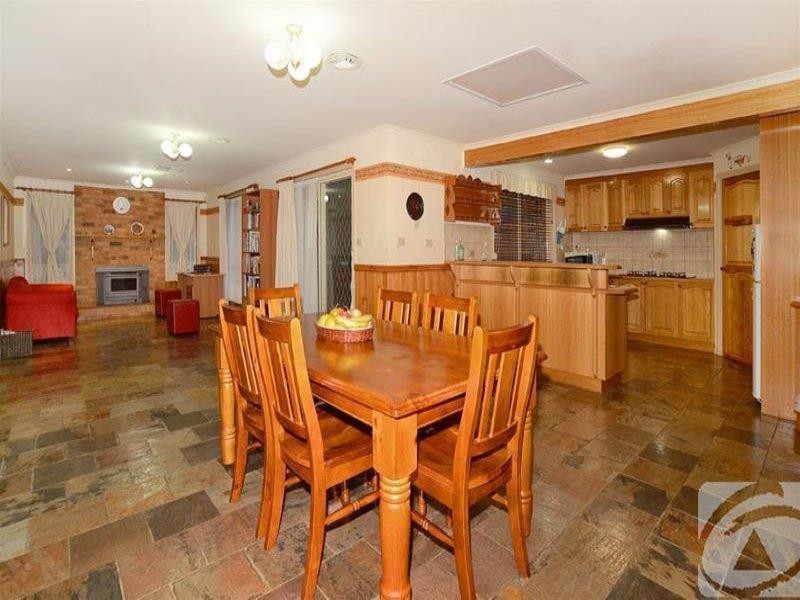 9 Delbridge Drive, Sydenham VIC 3037