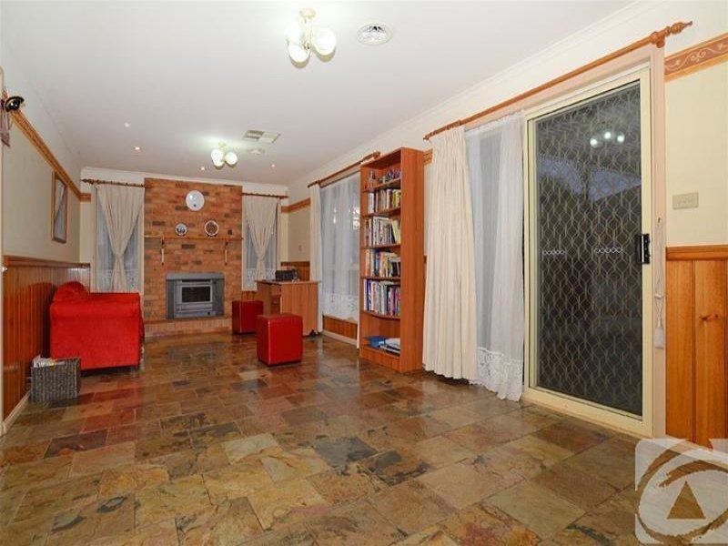 9 Delbridge Drive, Sydenham VIC 3037