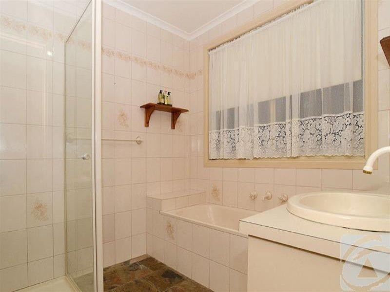 9 Delbridge Drive, Sydenham VIC 3037