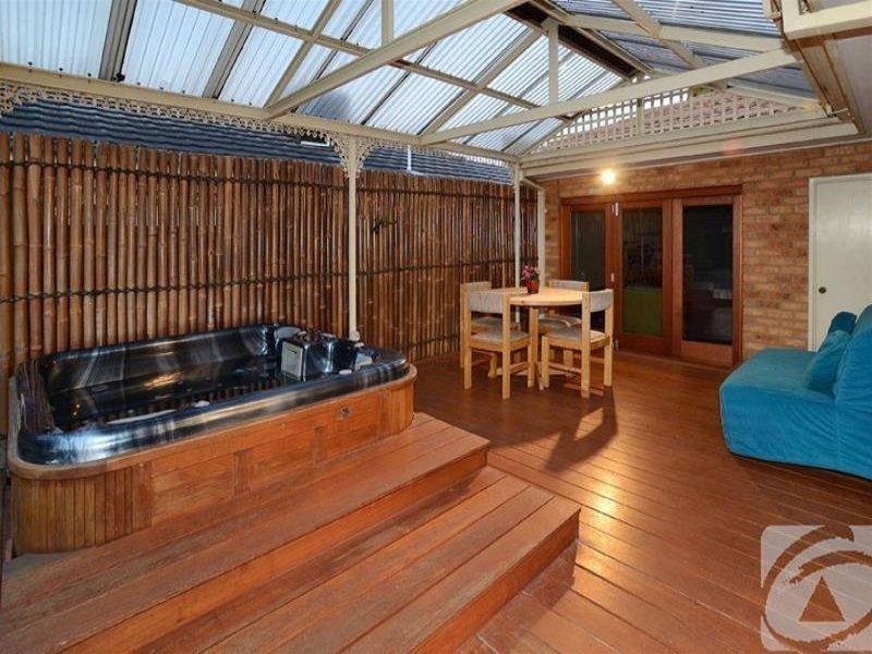 9 Delbridge Drive, Sydenham VIC 3037