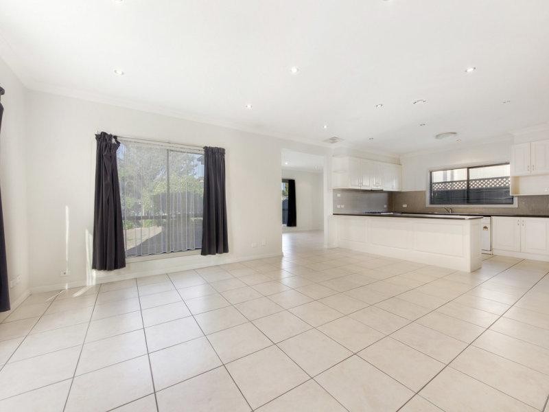 33 Wendouree Parade, Caroline Springs VIC 3023