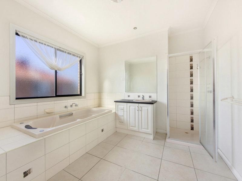 33 Wendouree Parade, Caroline Springs VIC 3023