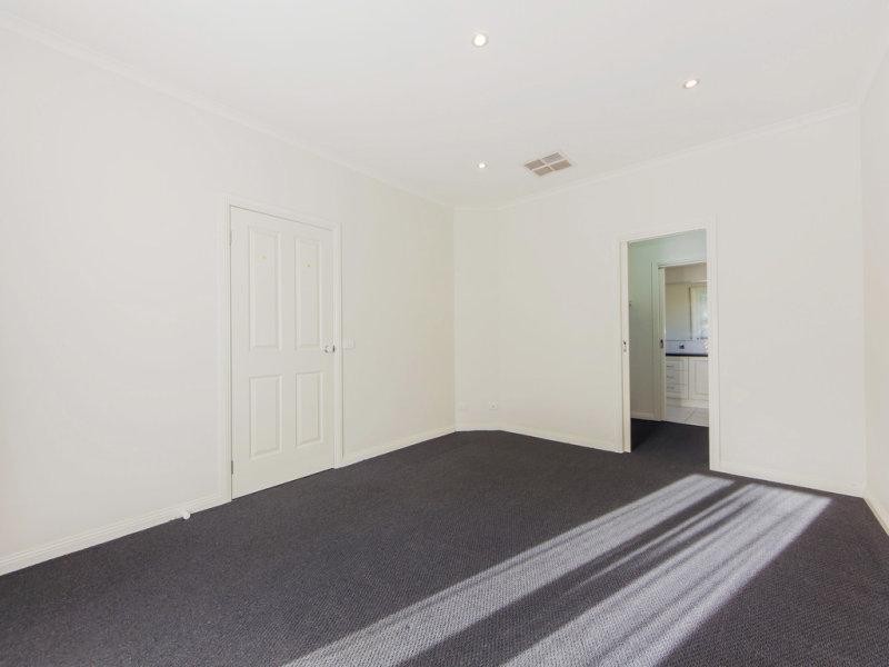 33 Wendouree Parade, Caroline Springs VIC 3023