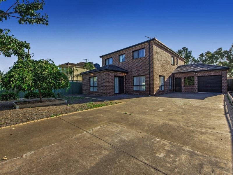 33 Wendouree Parade, Caroline Springs VIC 3023