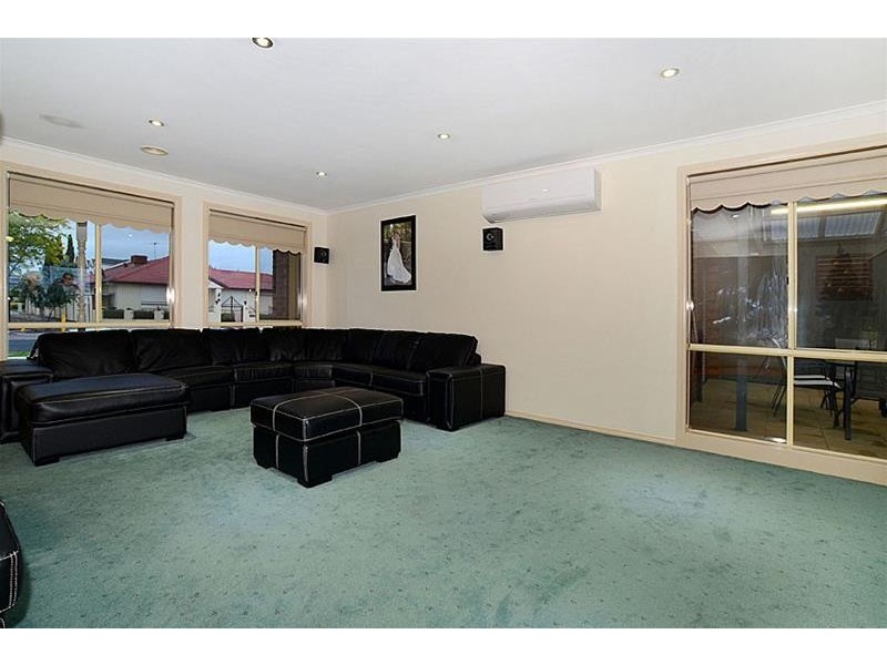 9 Rose Hedge Drive, Sydenham VIC 3037