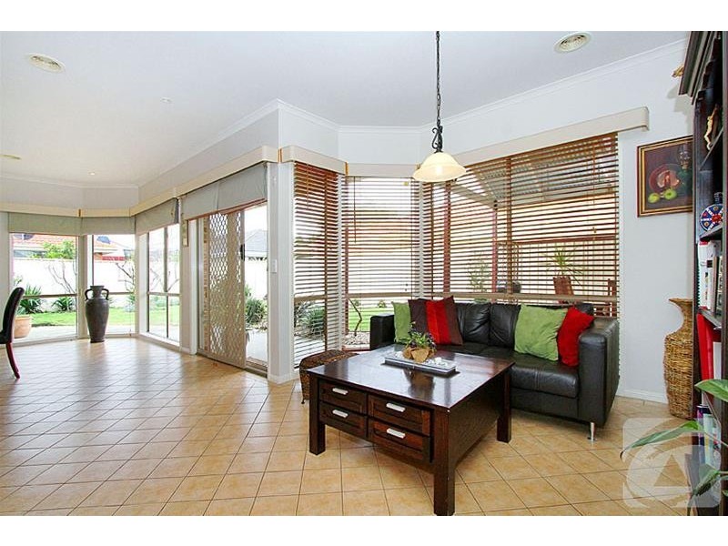 16 Tamora Way, Sydenham VIC 3037