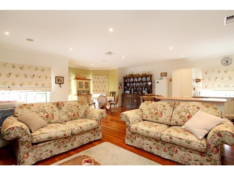 7 Barton Road, Burnside Heights VIC 3023