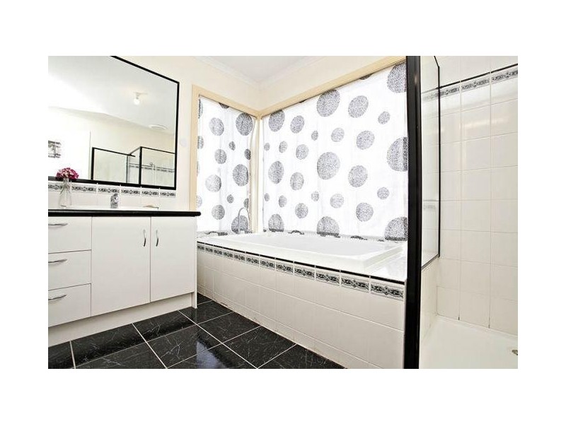 4 Henty Court, Taylors Lakes VIC 3038