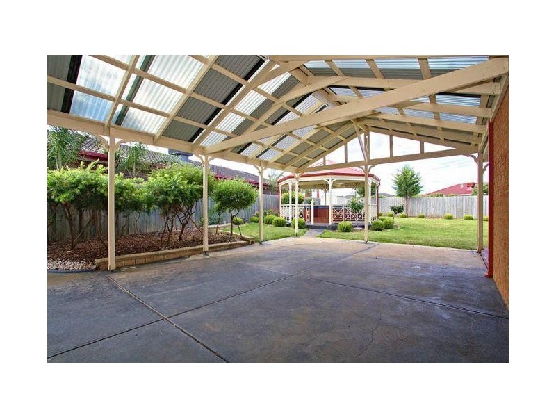 4 Henty Court, Taylors Lakes VIC 3038