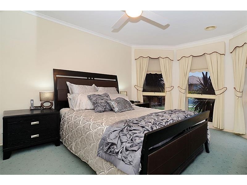 9 Rose Hedge Drive, Sydenham VIC 3037