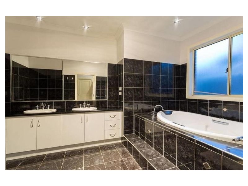 34 Johnstone Way, Taylors Hill VIC 3037