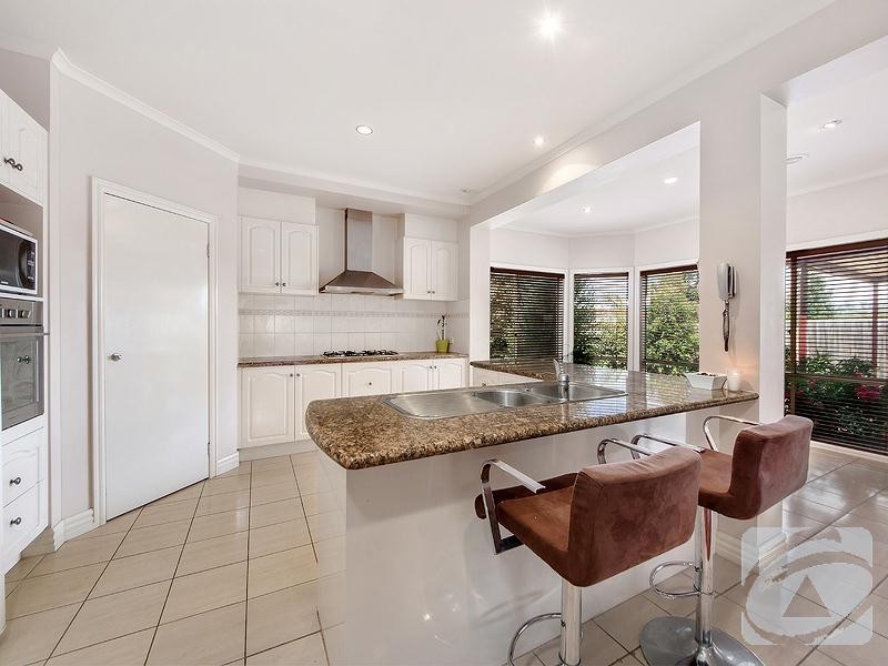 15 Bloomsbury Drive, Taylors Hill VIC 3037