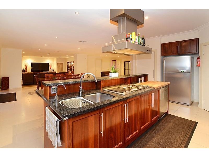 5 Sussex Grove, Taylors Hill VIC 3037