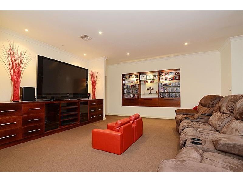 5 Sussex Grove, Taylors Hill VIC 3037