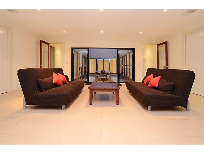 5 Sussex Grove, Taylors Hill VIC 3037