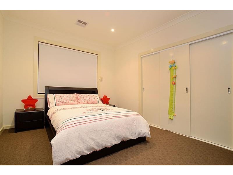 5 Sussex Grove, Taylors Hill VIC 3037