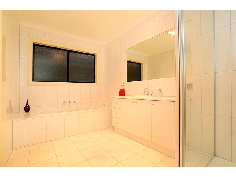 5 Sussex Grove, Taylors Hill VIC 3037