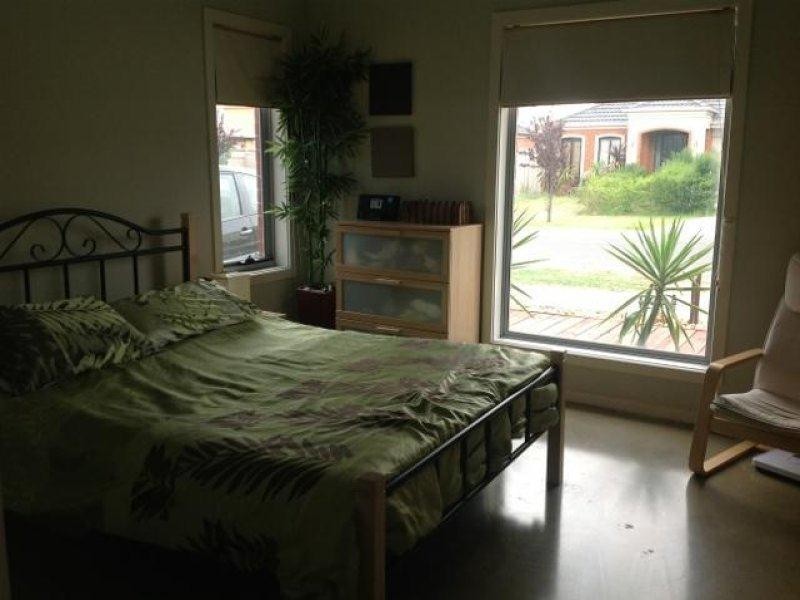 6 Verdon Avenue, Caroline Springs VIC 3023