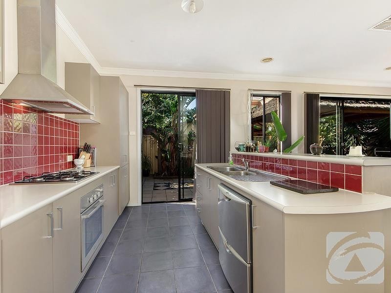 5 Maranoa Way, Caroline Springs VIC 3023