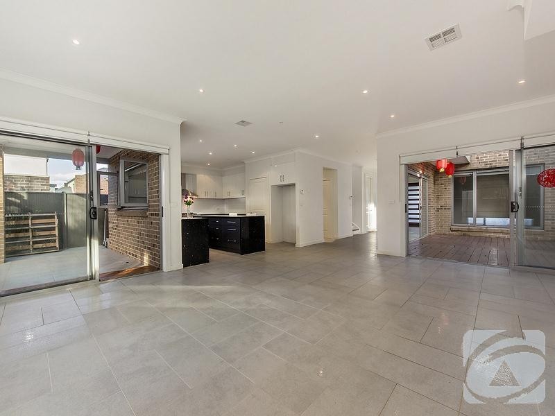 16 Jolimont Street, Caroline Springs VIC 3023