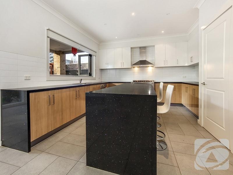 16 Jolimont Street, Caroline Springs VIC 3023