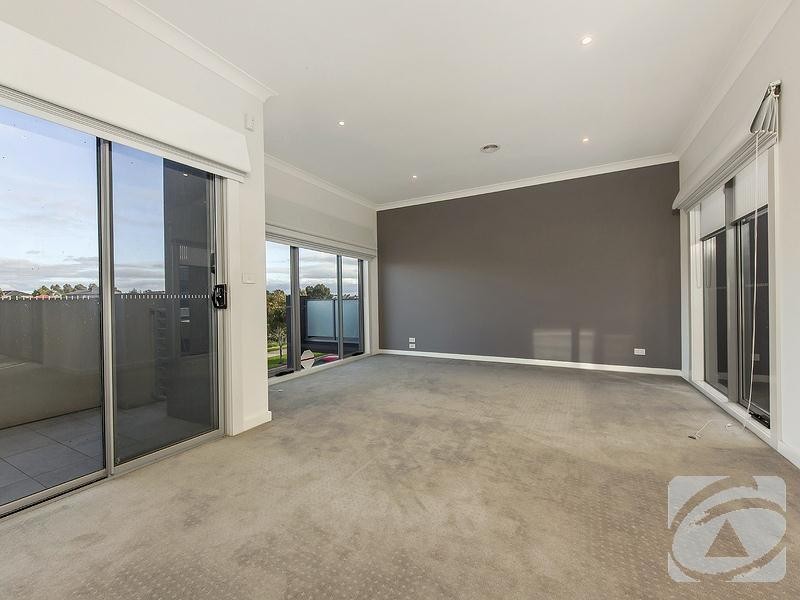 16 Jolimont Street, Caroline Springs VIC 3023