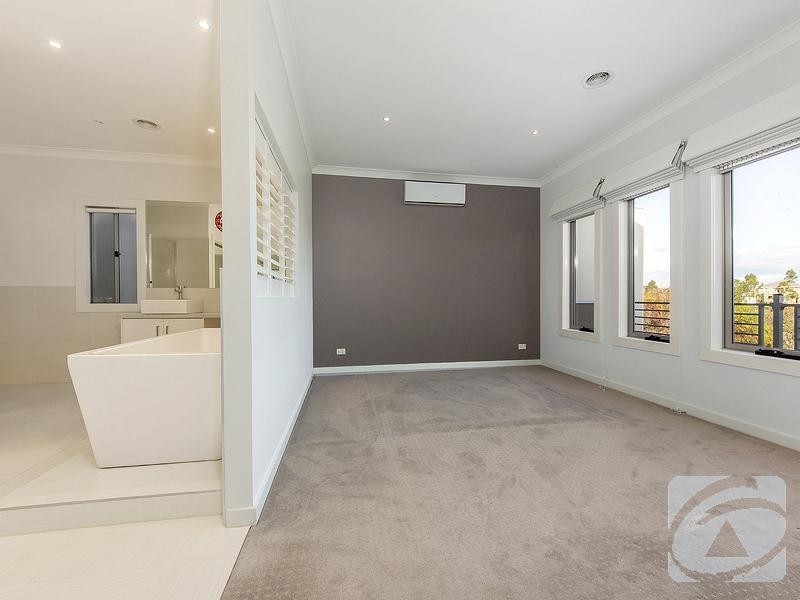 16 Jolimont Street, Caroline Springs VIC 3023